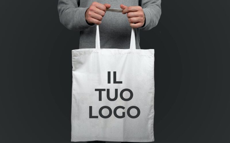 model-holding-tote-bag copia